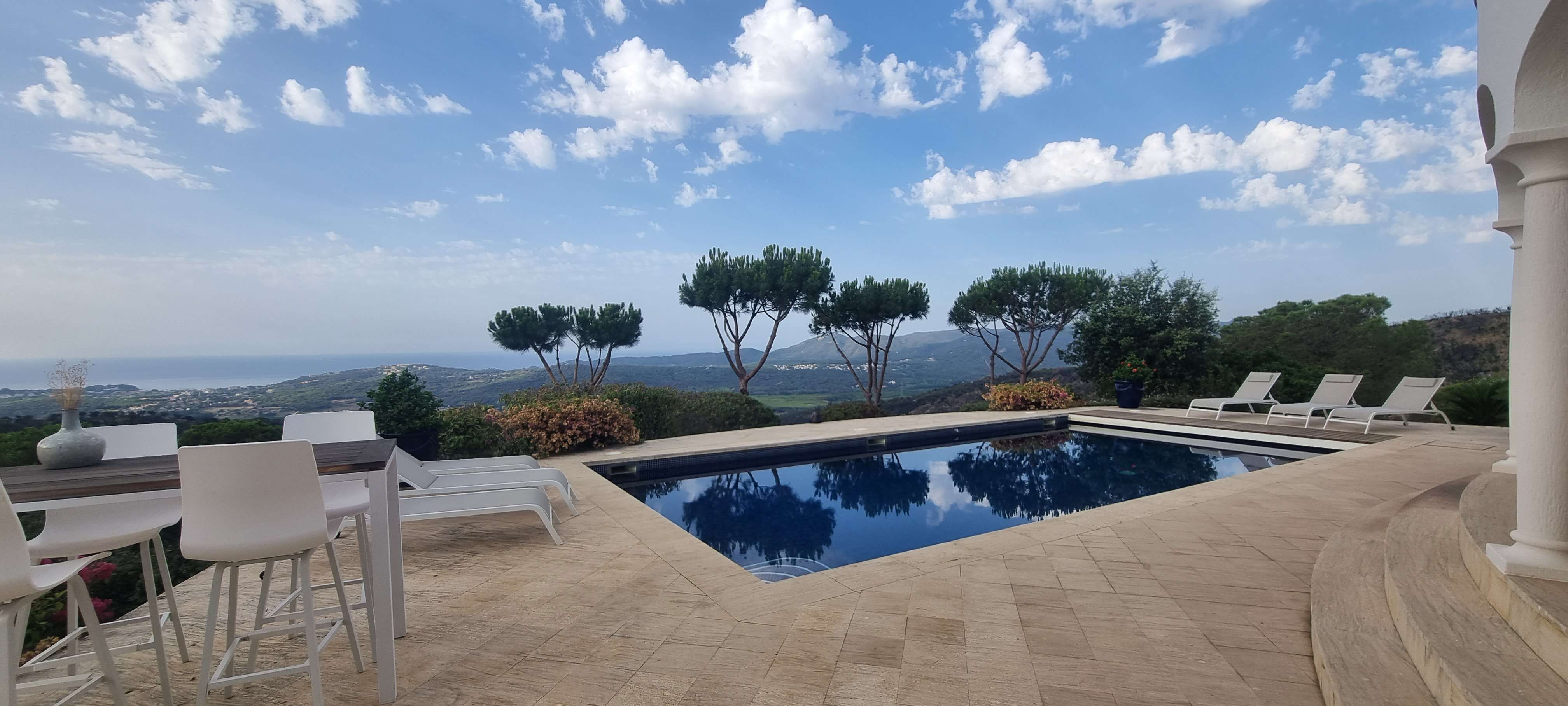 Luxe marmeren badkamer in Costa Blanca huurvilla